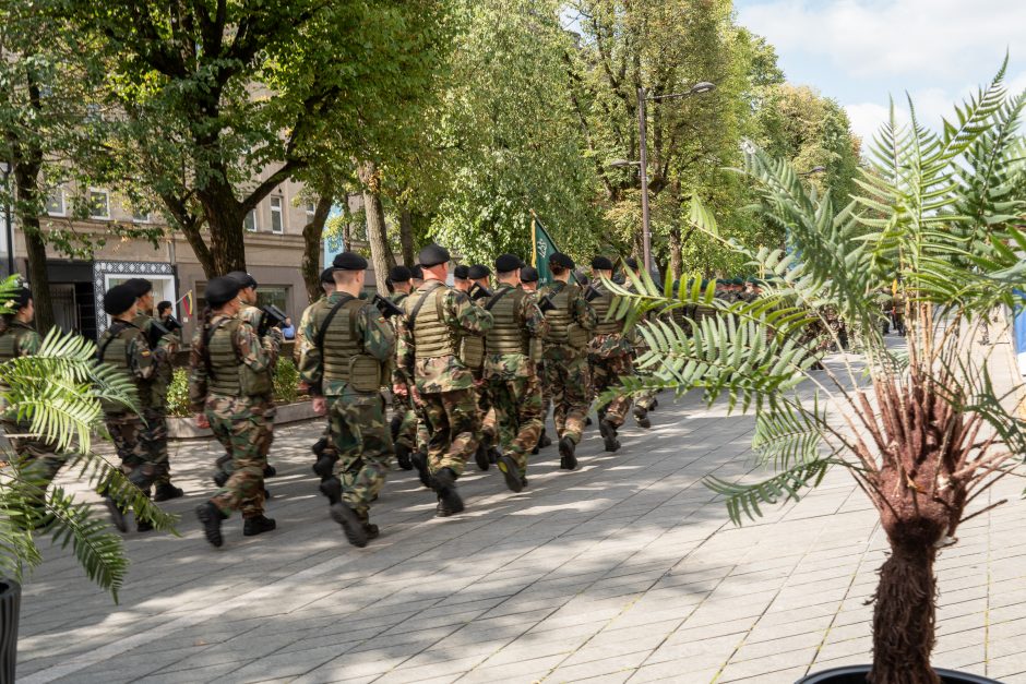 Palydėti plojimais ir šypsenomis: šaulių eisena su orkestru drebino Laisvės alėją