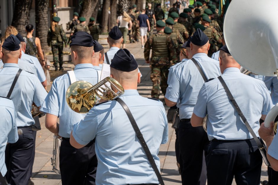 Palydėti plojimais ir šypsenomis: šaulių eisena su orkestru drebino Laisvės alėją