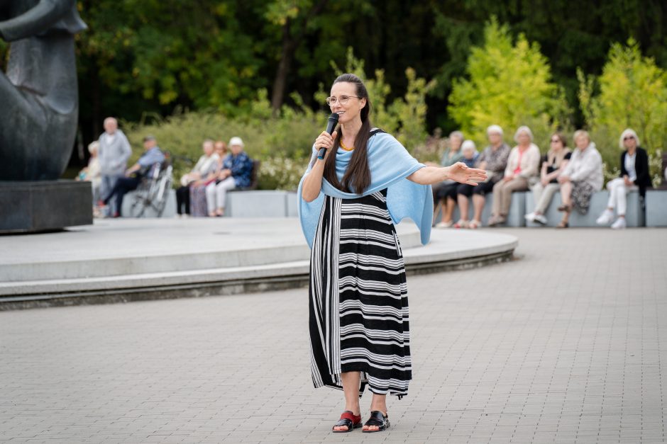 Senjorai palydėjo vasarą: azartiškos šachmatų partijos ir pasivaikščiojimai su bičiuliais