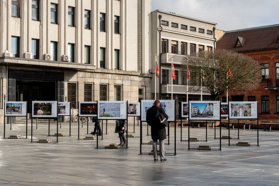 Kaunas siunčia palaikymo žinutę Ukrainai: artėjant karo metinėms Laisvės alėjoje suplazdėjo vėliavos