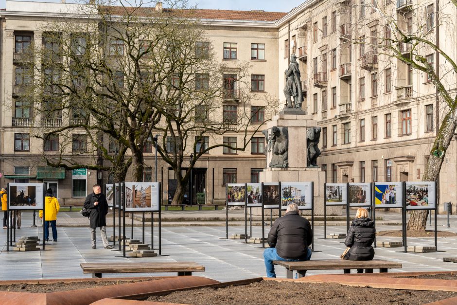 Kaunas siunčia palaikymo žinutę Ukrainai: artėjant karo metinėms Laisvės alėjoje suplazdėjo vėliavos