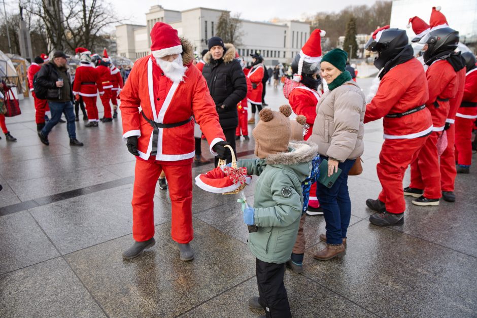 Ratuoti Kalėdų Seneliai užkimšo miesto gatves