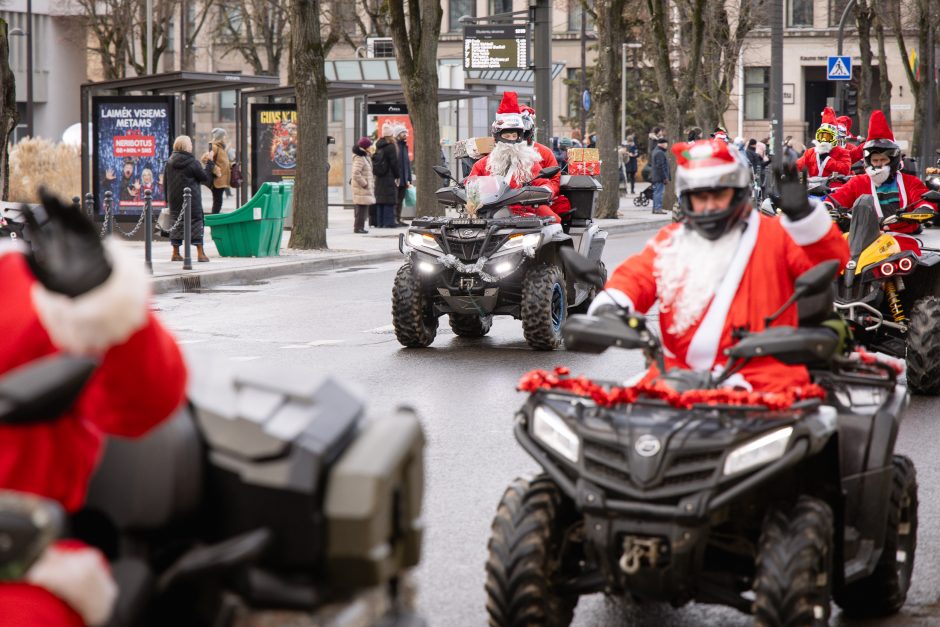 Ratuoti Kalėdų Seneliai užkimšo miesto gatves