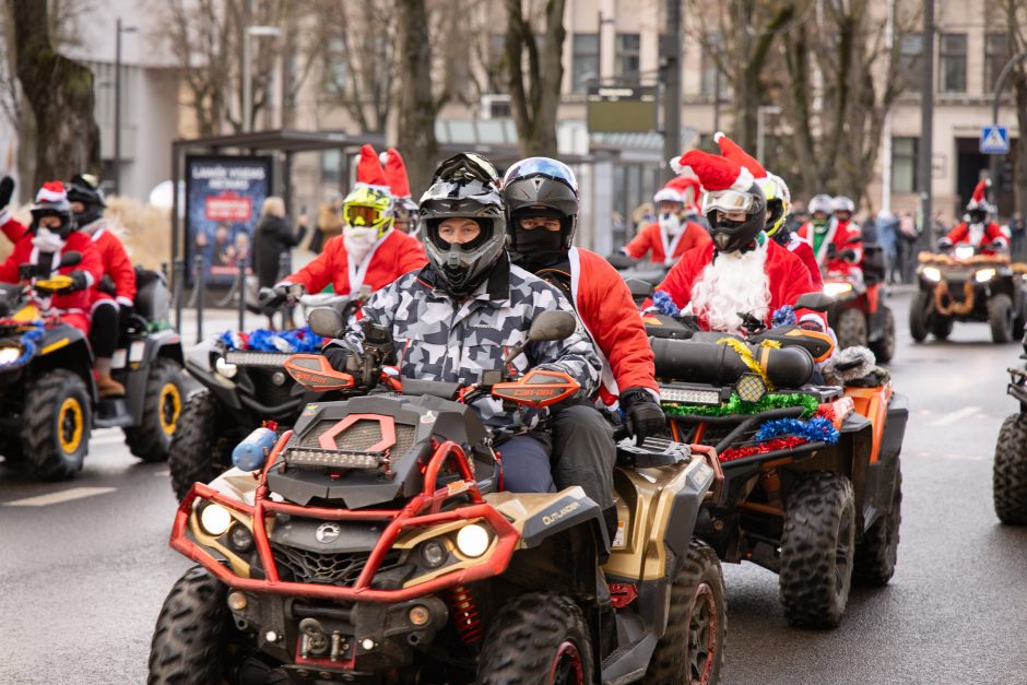 Ratuoti Kalėdų Seneliai užkimšo miesto gatves