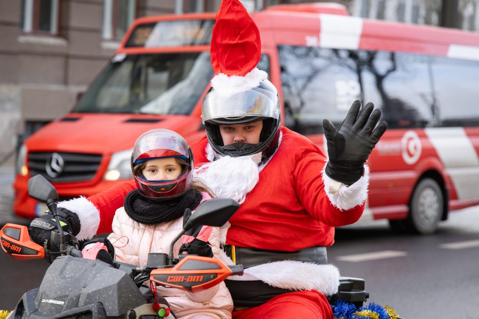 Ratuoti Kalėdų Seneliai užkimšo miesto gatves