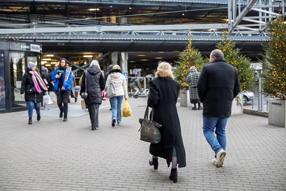 Šventinė karštinė: spūstys prie prekybos centrų ir tuščios lentynos 