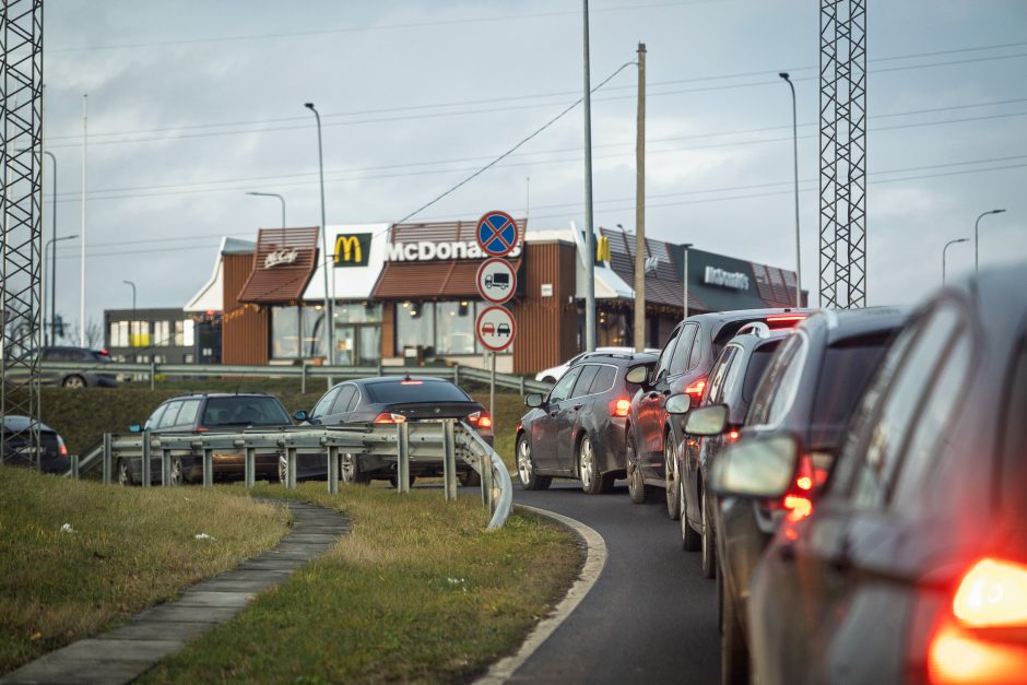 Šventinė karštinė: spūstys prie prekybos centrų ir tuščios lentynos 