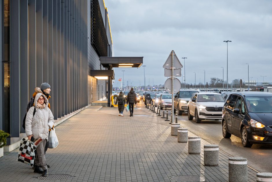 Šventinė karštinė: spūstys prie prekybos centrų ir tuščios lentynos 