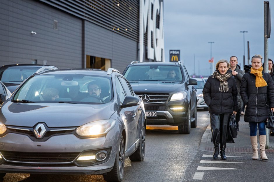 Šventinė karštinė: spūstys prie prekybos centrų ir tuščios lentynos 