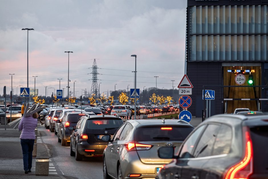 Šventinė karštinė: spūstys prie prekybos centrų ir tuščios lentynos 