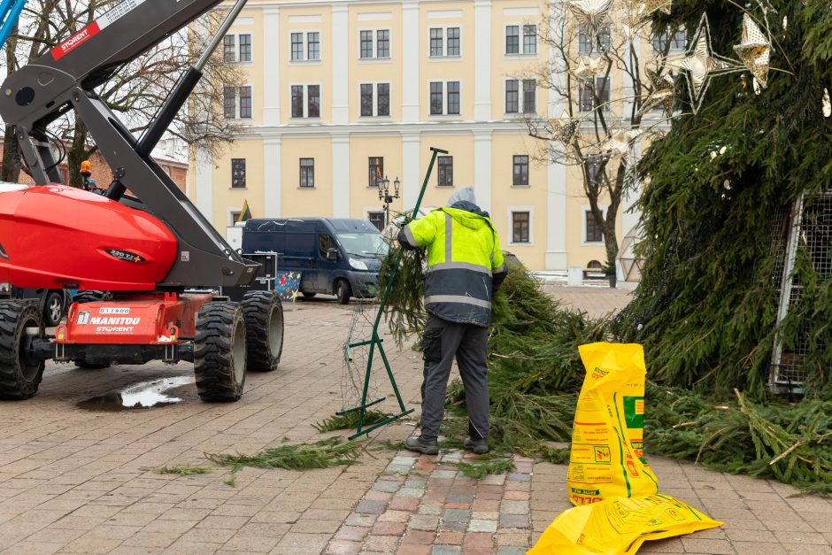 Šventės baigėsi: Kauno eglutės dekoracijos keliauja į sandėlius