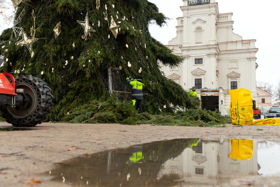 Šventės baigėsi: Kauno eglutės dekoracijos keliauja į sandėlius