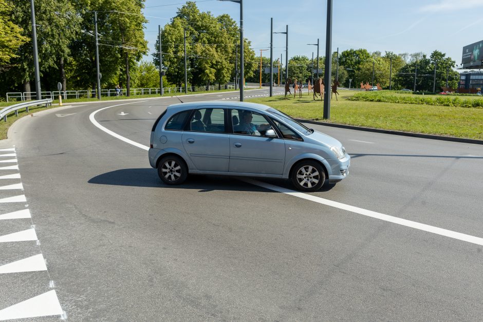 Pilies žiede pakeista eismo tvarka: vairuotojai masiškai kerta naujas ištisines linijas