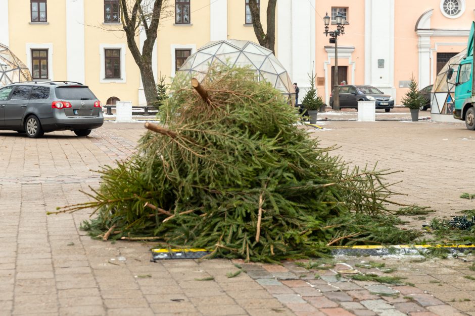 Šventės baigėsi: Kauno eglutės dekoracijos keliauja į sandėlius