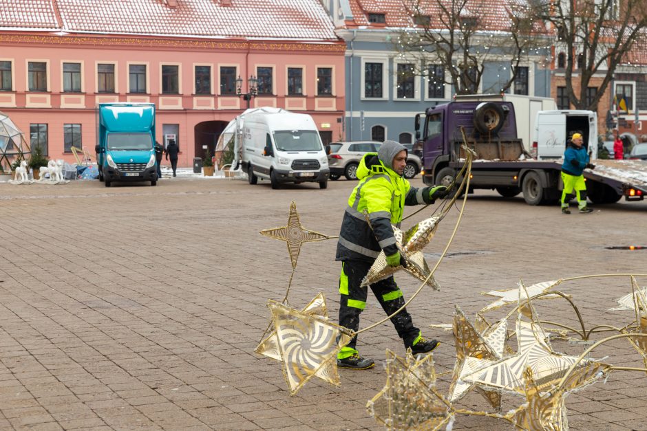 Šventės baigėsi: Kauno eglutės dekoracijos keliauja į sandėlius