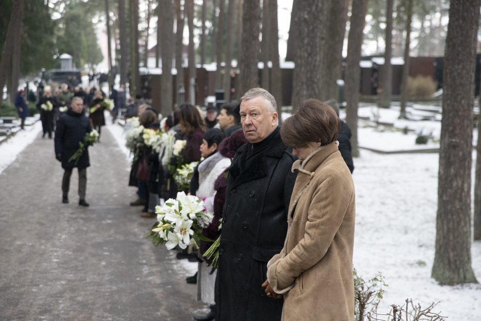 D. Teišerskytė atgulė amžinojo poilsio: Petrašiūnų kapinėse urną užliejo gėlės