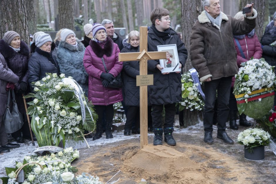 D. Teišerskytė atgulė amžinojo poilsio: Petrašiūnų kapinėse urną užliejo gėlės