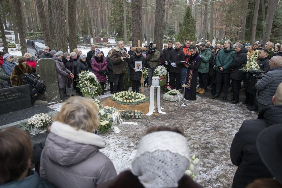 D. Teišerskytė atgulė amžinojo poilsio: Petrašiūnų kapinėse urną užliejo gėlės