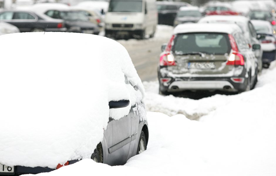 Įsigalioja draudimas statyti automobilius prie kiemų: pareigūnai žada neskubėti bausti