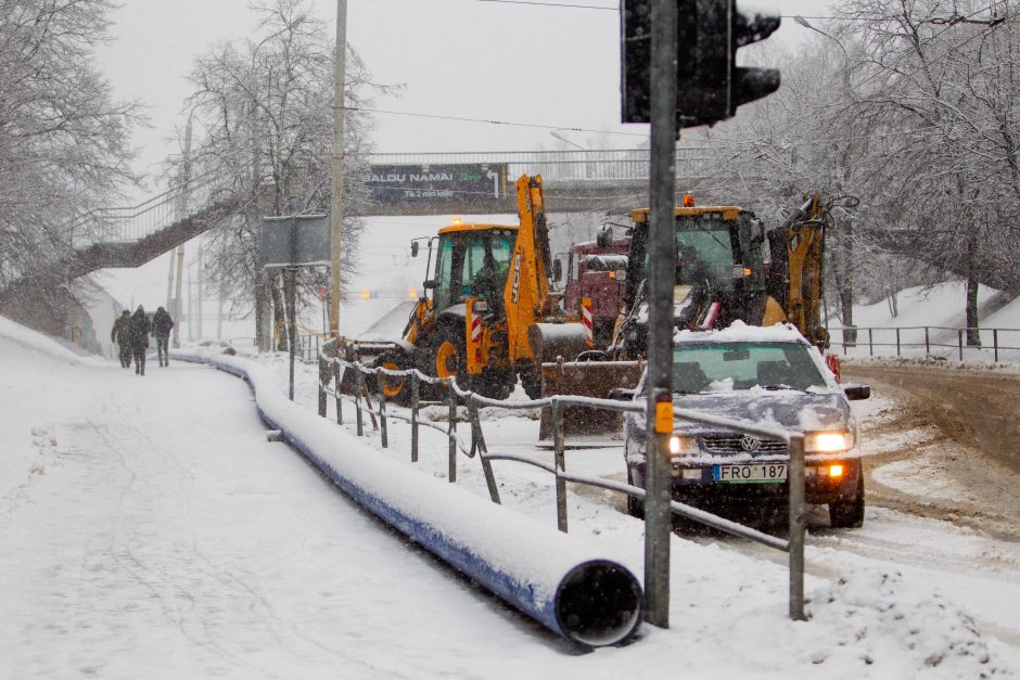 Dėl vandentiekio avarijos Žemaitės gatvėje dar ribojamas eismas