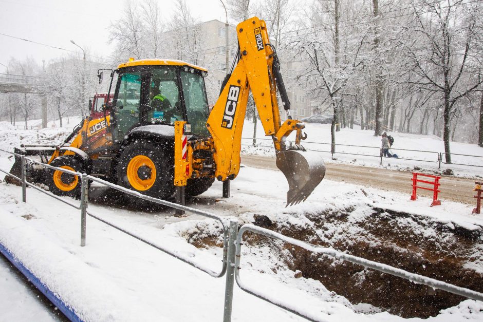 Dėl vandentiekio avarijos Žemaitės gatvėje dar ribojamas eismas