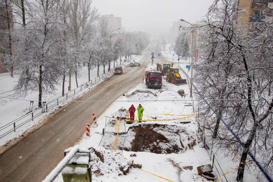 Dėl vandentiekio avarijos Žemaitės gatvėje dar ribojamas eismas