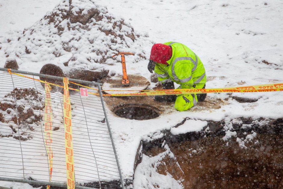 Dėl vandentiekio avarijos Žemaitės gatvėje dar ribojamas eismas