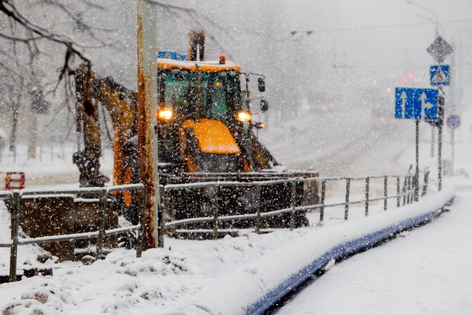 Dėl vandentiekio avarijos Žemaitės gatvėje dar ribojamas eismas