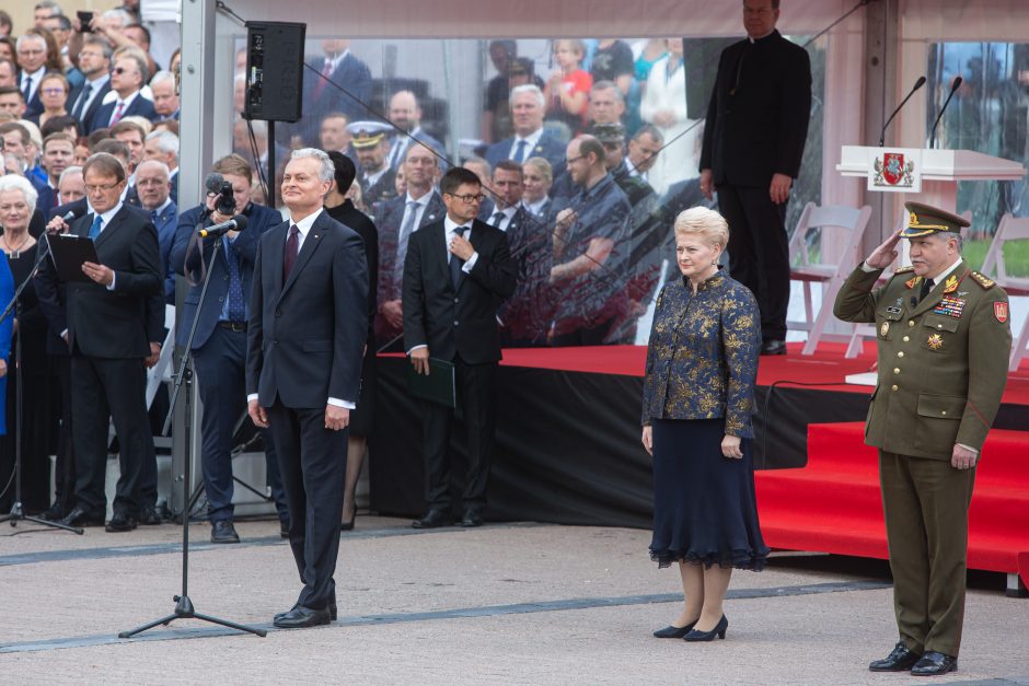 G. Nausėda pasveikino karinį paradą: pilietiški žmonės – saugumo garantas