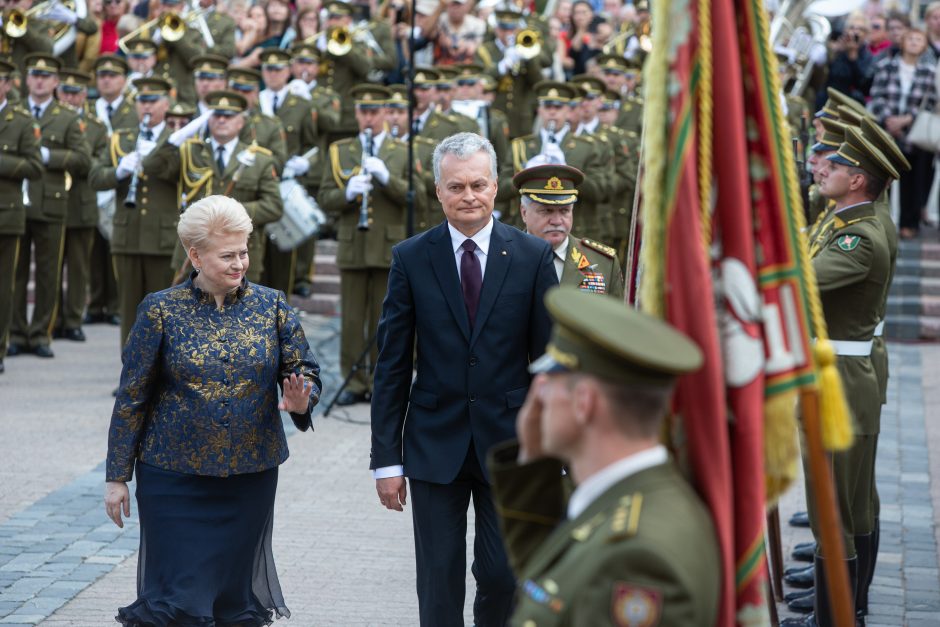 G. Nausėda pasveikino karinį paradą: pilietiški žmonės – saugumo garantas