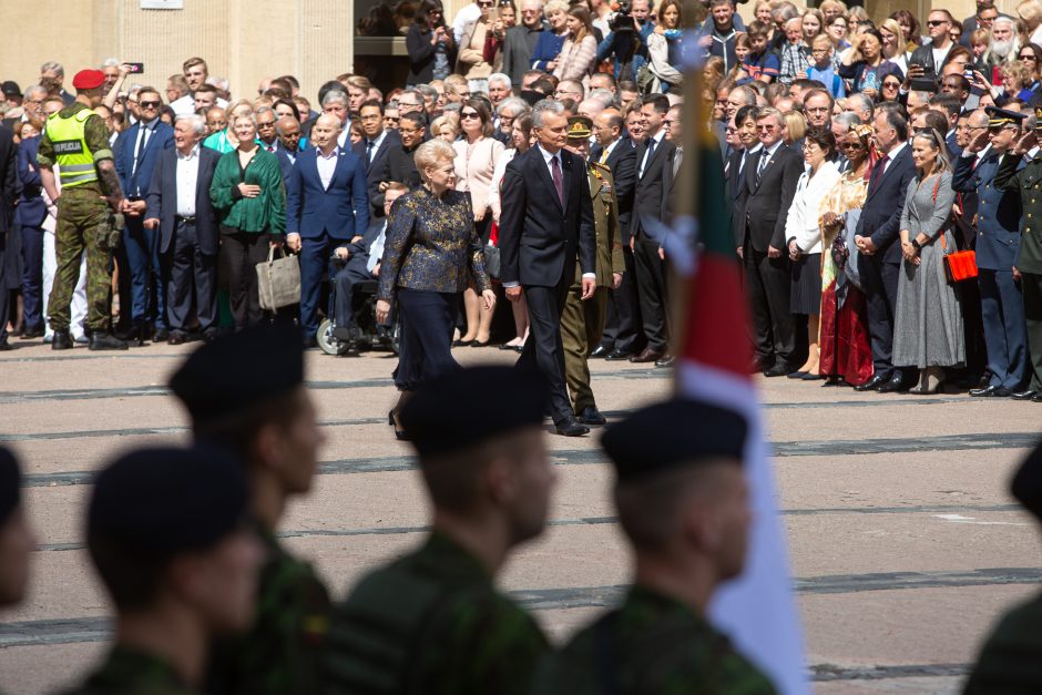 G. Nausėda pasveikino karinį paradą: pilietiški žmonės – saugumo garantas