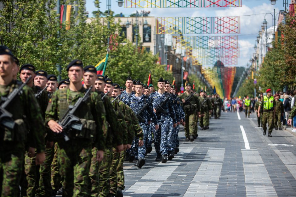 G. Nausėda pasveikino karinį paradą: pilietiški žmonės – saugumo garantas