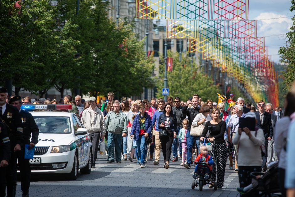 G. Nausėda pasveikino karinį paradą: pilietiški žmonės – saugumo garantas