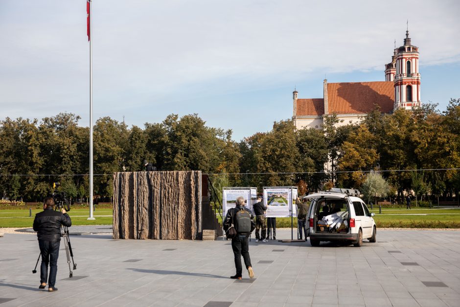 Lukiškių aikštėje iškilo „Laisvės kalvos“ maketas: įvertinkite vaizdą