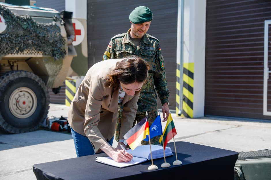 Seimo pirmininkė Rukloje lankė karius: sužaidė ir simultaną