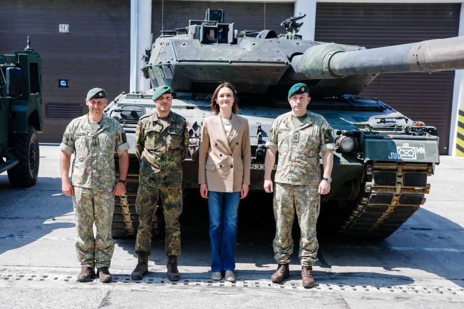 Seimo pirmininkė Rukloje lankė karius: sužaidė ir simultaną