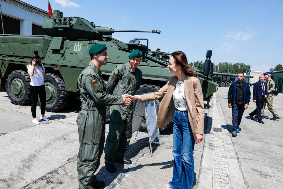 Seimo pirmininkė Rukloje lankė karius: sužaidė ir simultaną