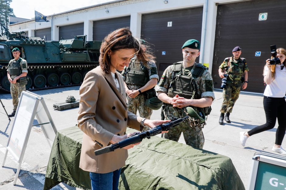 Seimo pirmininkė Rukloje lankė karius: sužaidė ir simultaną