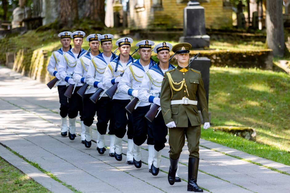 Amžinojo poilsio išlydėtas Nepriklausomybės Akto signataras A. Sakalas 