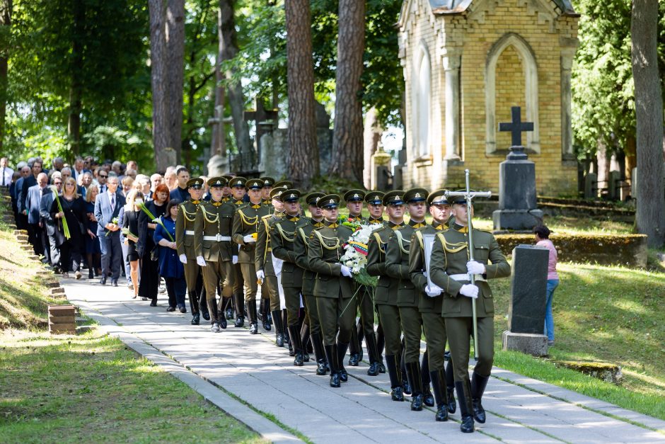 Amžinojo poilsio išlydėtas Nepriklausomybės Akto signataras A. Sakalas 