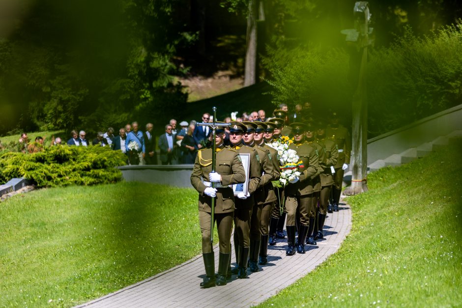 Amžinojo poilsio išlydėtas Nepriklausomybės Akto signataras A. Sakalas 