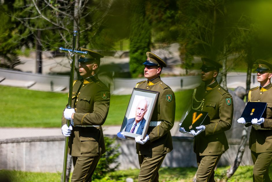 Amžinojo poilsio išlydėtas Nepriklausomybės Akto signataras A. Sakalas 