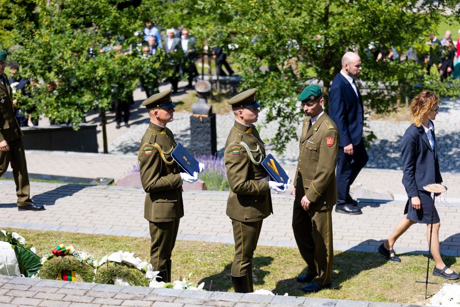 Amžinojo poilsio išlydėtas Nepriklausomybės Akto signataras A. Sakalas 