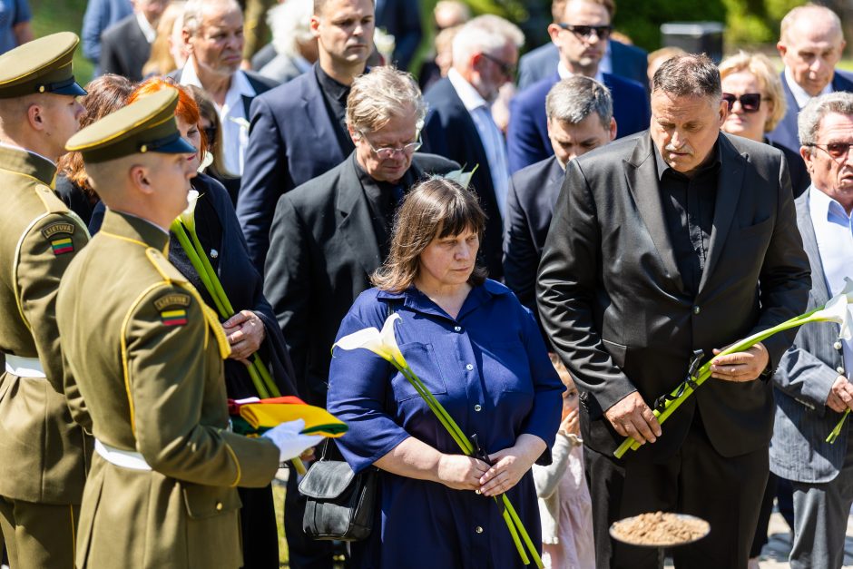 Amžinojo poilsio išlydėtas Nepriklausomybės Akto signataras A. Sakalas 