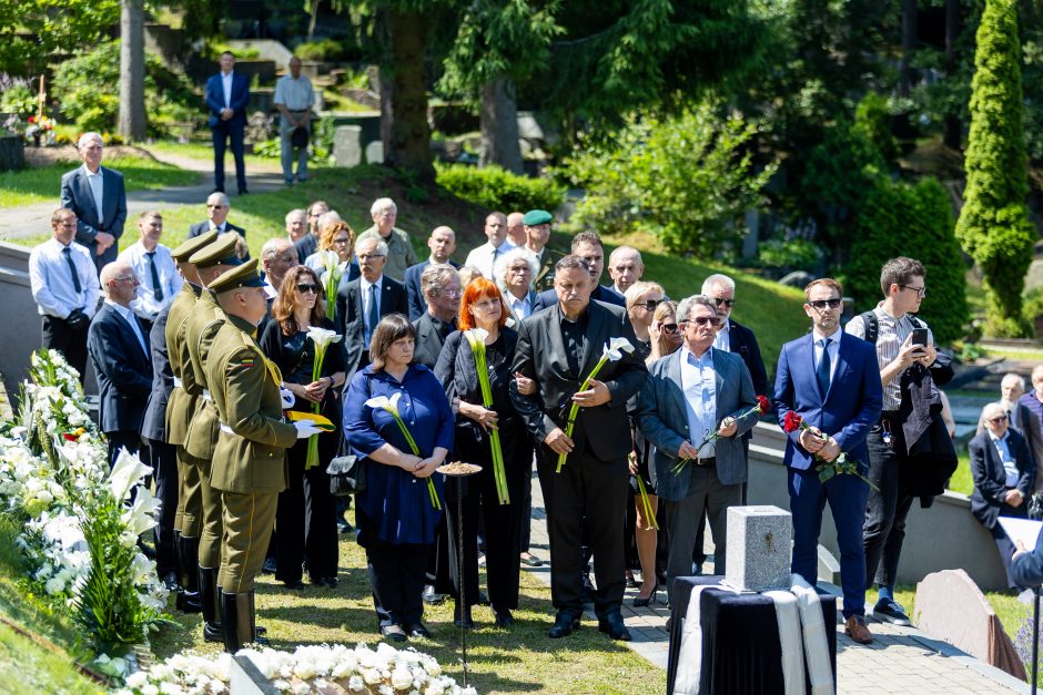 Amžinojo poilsio išlydėtas Nepriklausomybės Akto signataras A. Sakalas 