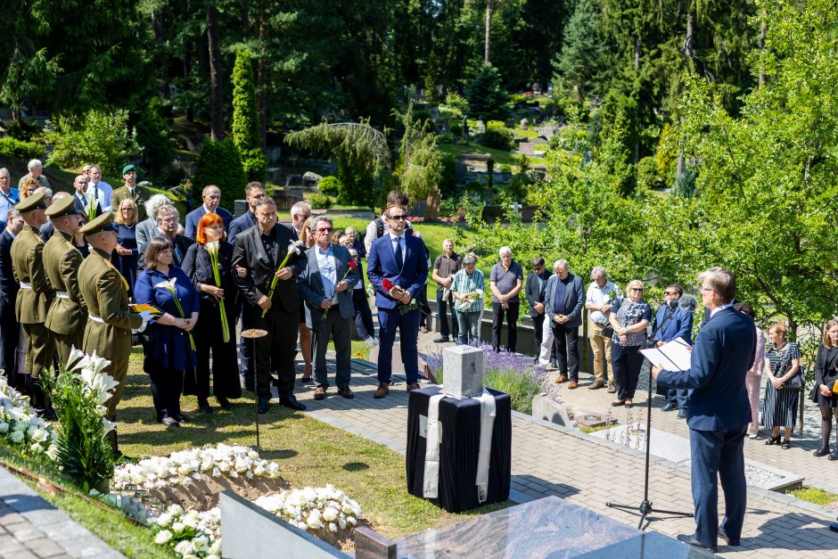 Amžinojo poilsio išlydėtas Nepriklausomybės Akto signataras A. Sakalas 