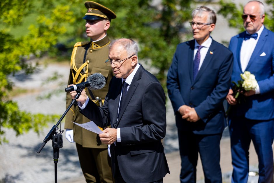 Amžinojo poilsio išlydėtas Nepriklausomybės Akto signataras A. Sakalas 