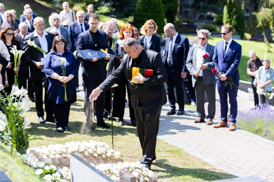 Amžinojo poilsio išlydėtas Nepriklausomybės Akto signataras A. Sakalas 