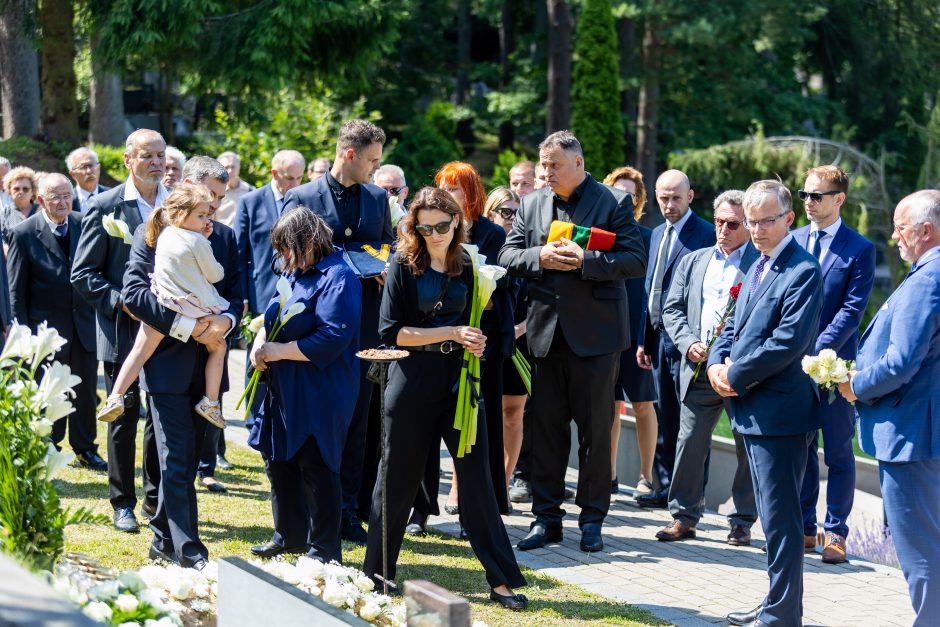 Amžinojo poilsio išlydėtas Nepriklausomybės Akto signataras A. Sakalas 