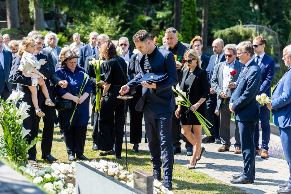 Amžinojo poilsio išlydėtas Nepriklausomybės Akto signataras A. Sakalas 